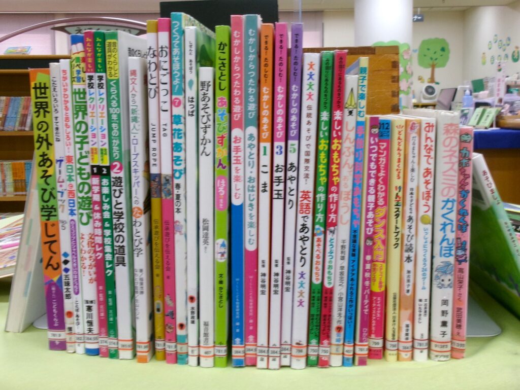 特集本の写真。「世界の外あそび学じてん」や「森のネズミのかくれんぼ」などがある。