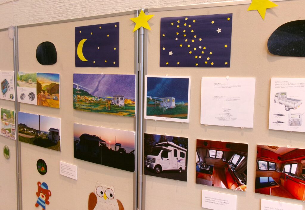 パネル展の写真。キャンピングカーの写真が展示されている。