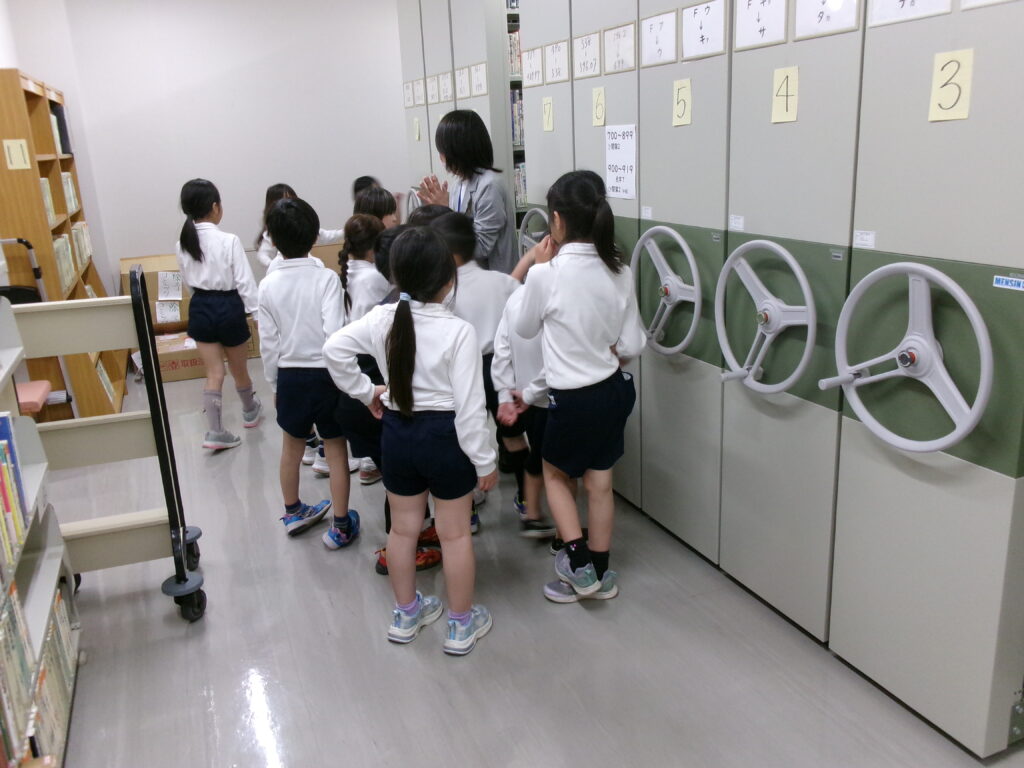 普段は入ることのできない書庫を見ています。