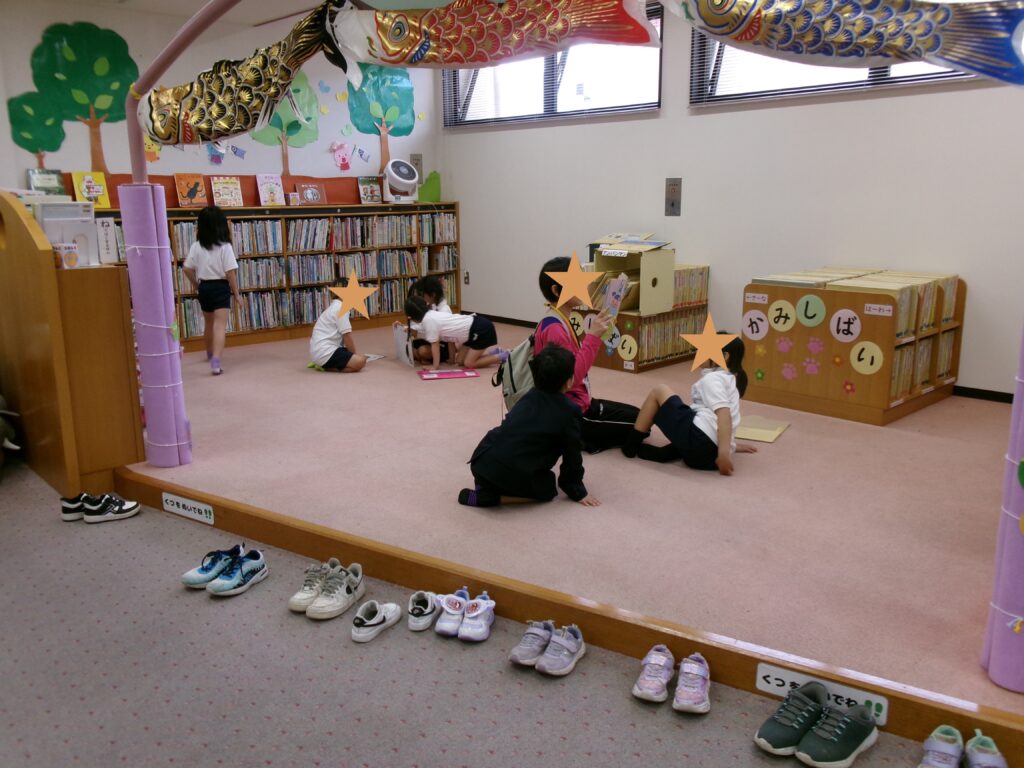 児童書コーナーで借りる本を選んでいます。