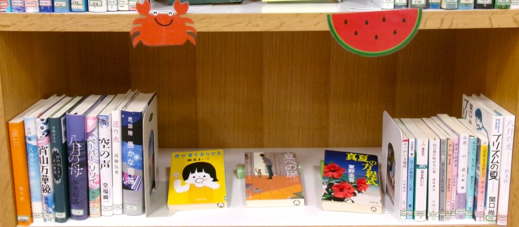 特集コーナーの画像。「真夏の方程式」「君が夏を走らせる」などの本が並んでいる。