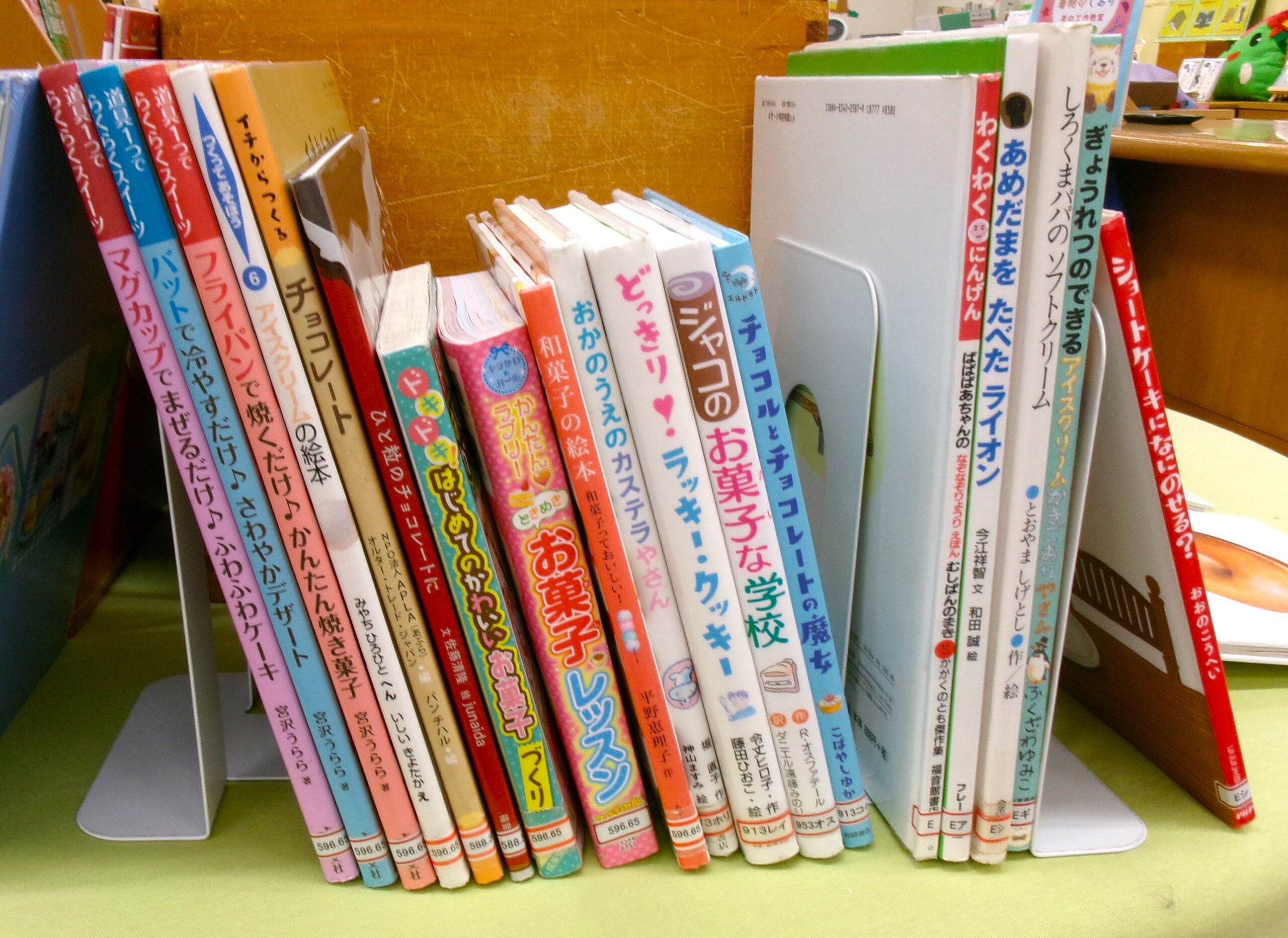 7月の児童書特集「おかし🍭だいすき」 – アザレアホール