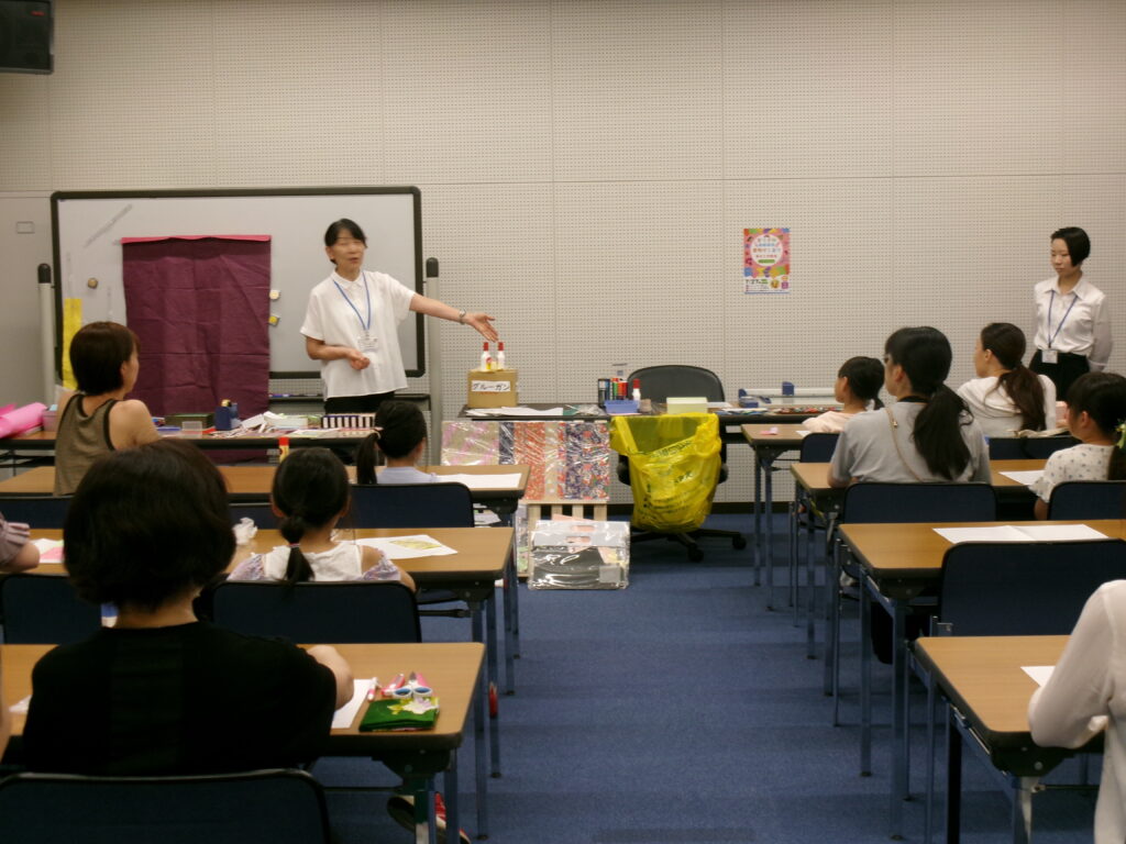 作り方の説明を受付けている様子。