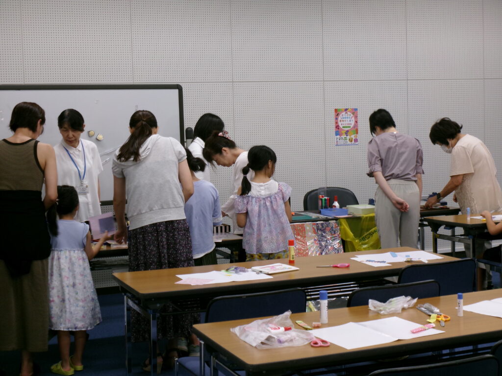 おりがみを選んでいるようす