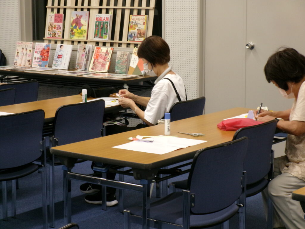 しおりをつくっているようす