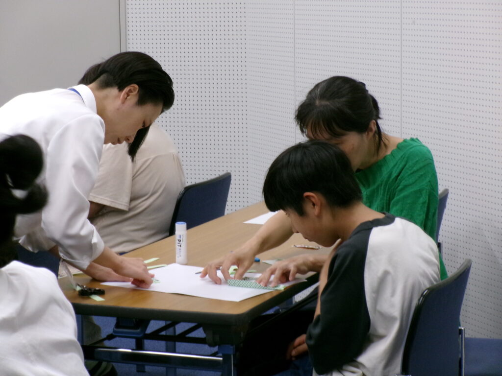 しおりをつくっているようす