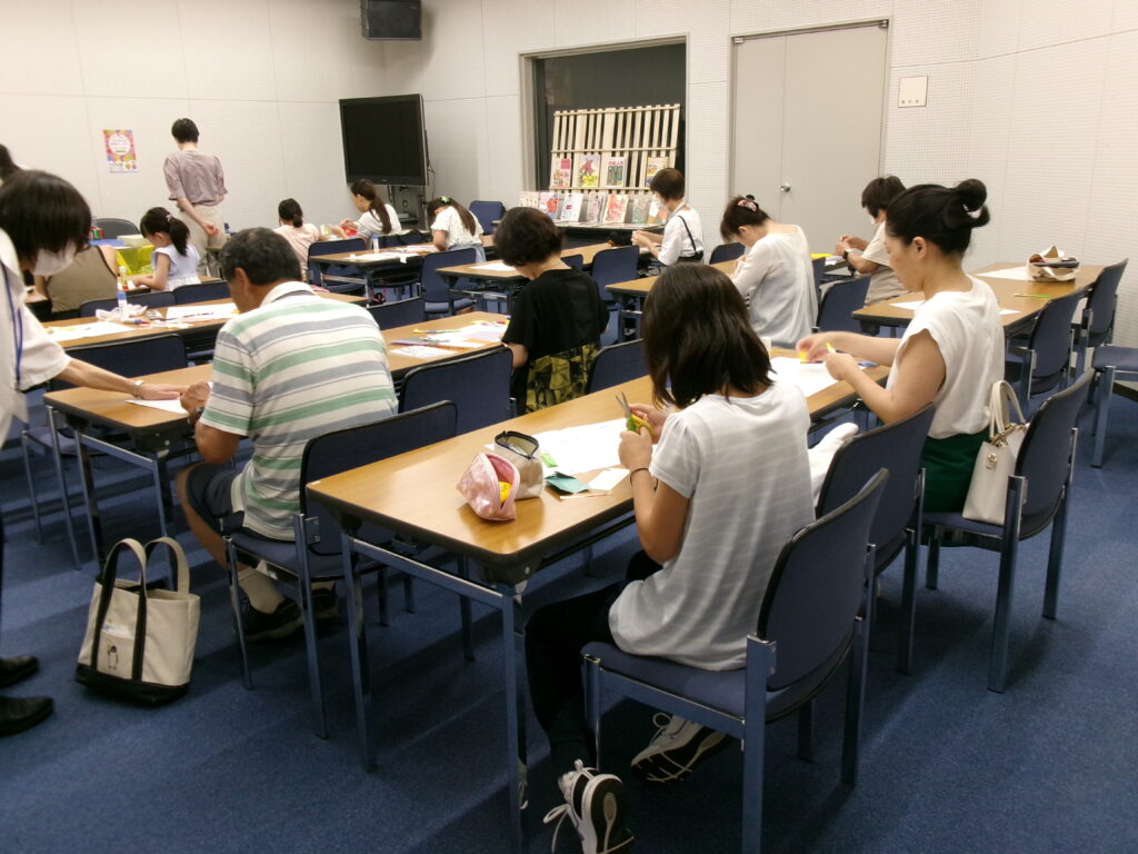 しおりをつくっているようす