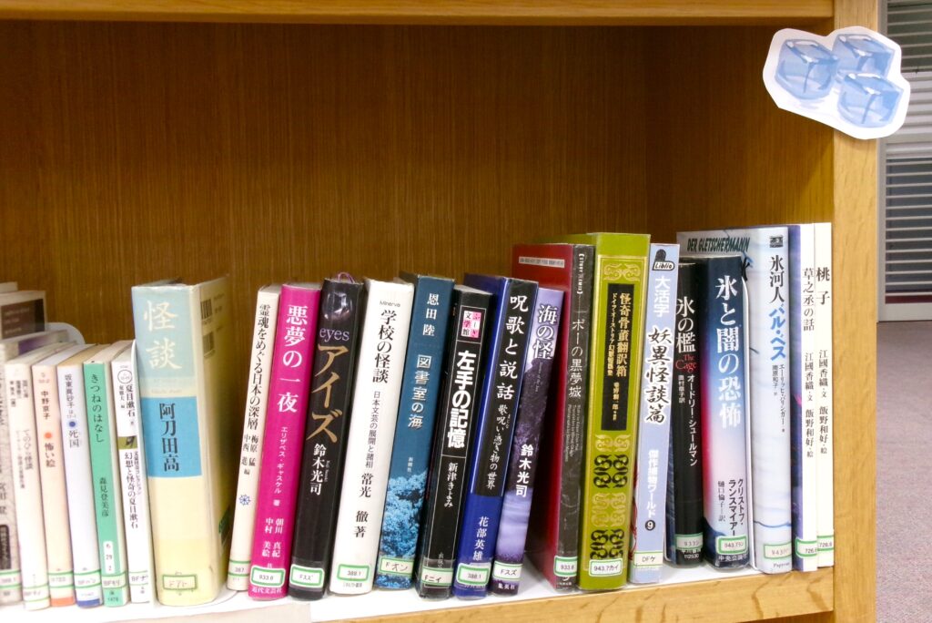 特集コーナーの画像。『氷の檻』『氷と闇の恐怖』などの本が並ぶ。