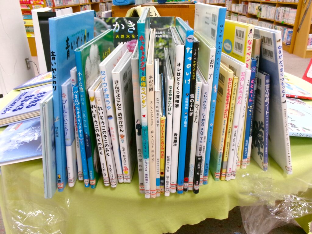 特集本の画像。『なつのいけ』『ゆきやまたんけん』『なつペンギン』などの本が並ぶ。