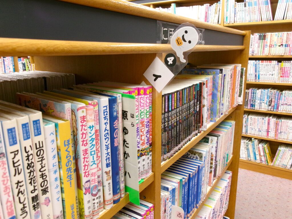 画像。すきまおばけ④が本棚に隠れている。