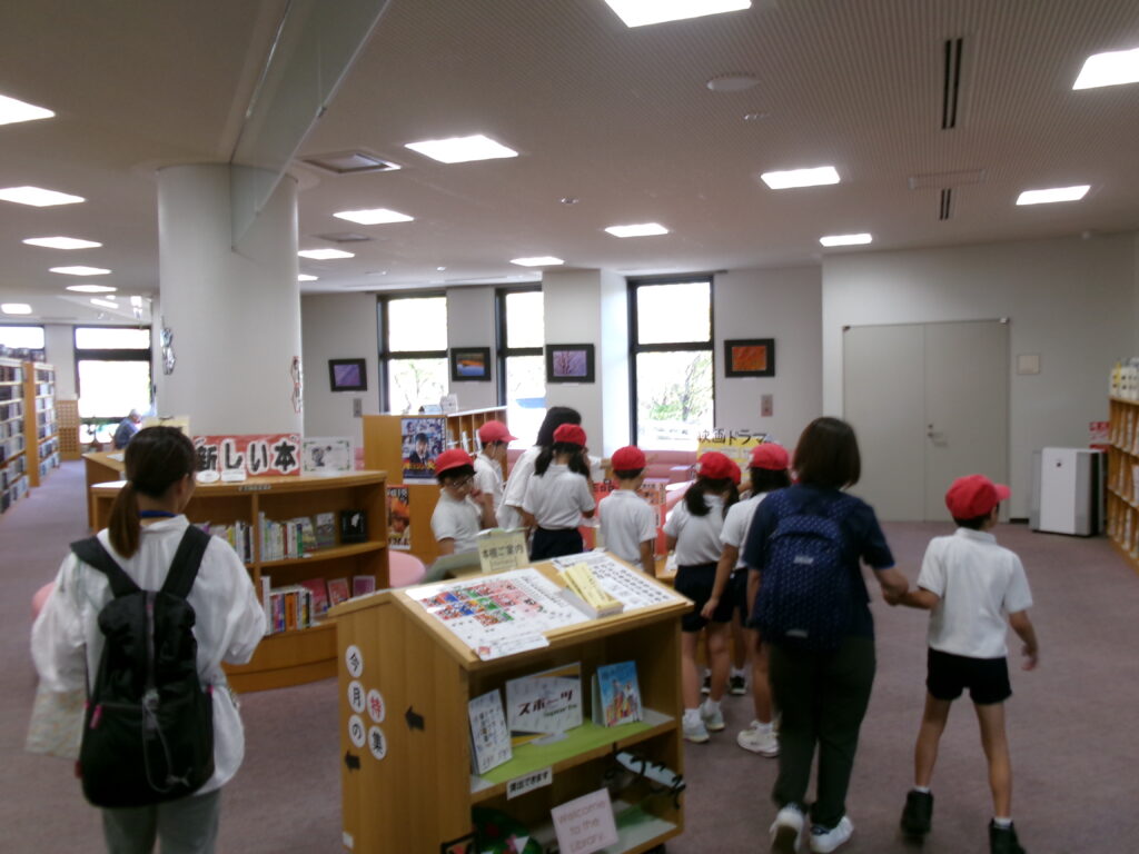図書館のひみつを教えてもらっている写真