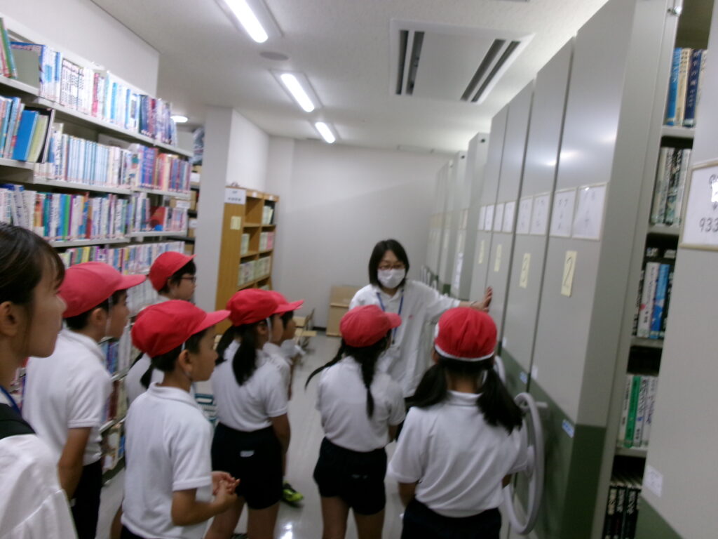 普段は入れない書庫を見ている様子