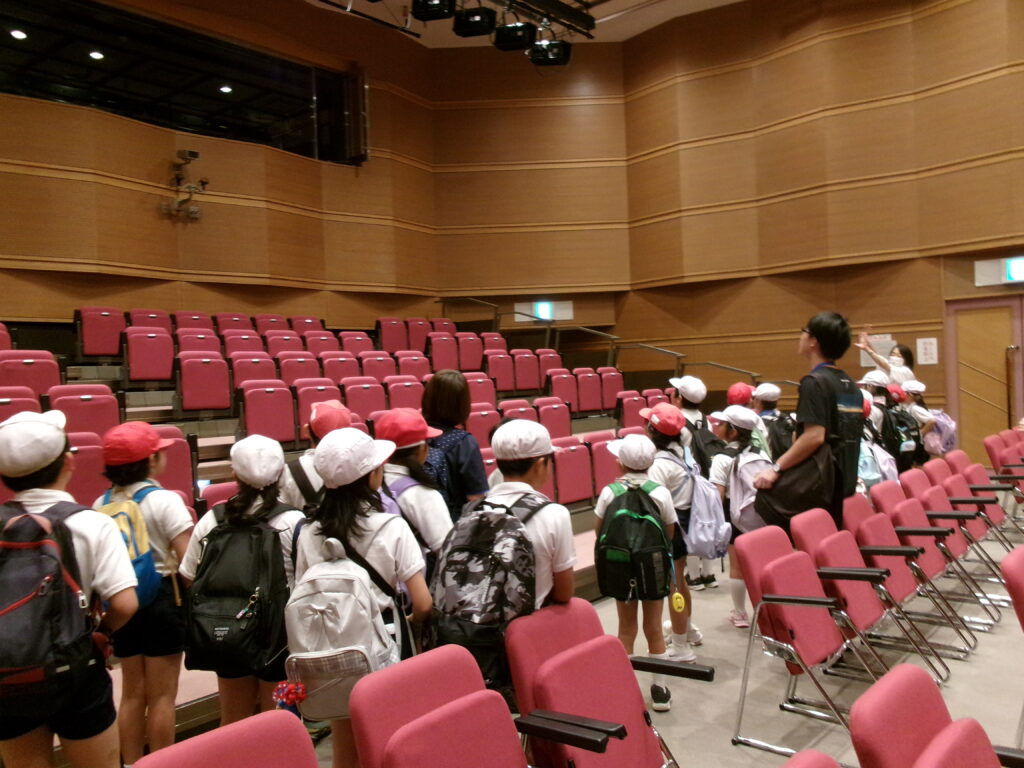 文化ホールを見学している様子