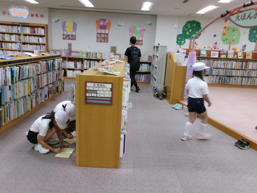 児童書コーナーで、絵本を読んだり、ハロウィンのイベントをしたりしている様子