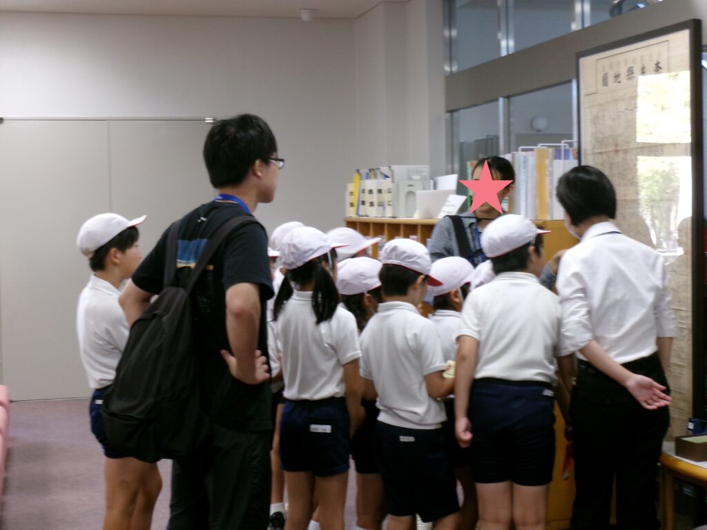 昔の奈良県の地図を見ている様子