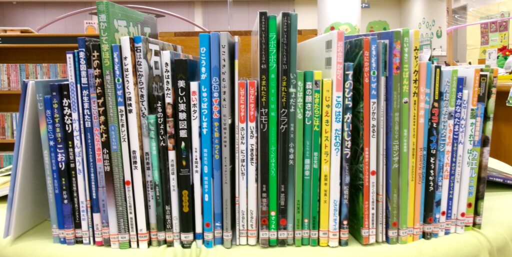 特集本の画像。「森の顔さがし」「おきたらごはん」「美しい実験図鑑」などの本がある。