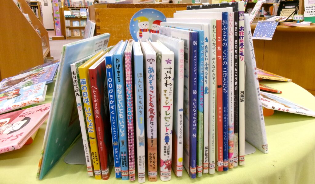 特集コーナーの画像。絵本「もりのてがみ」や、読みもの「100ぴきかぞく」などの本が並んでいる。