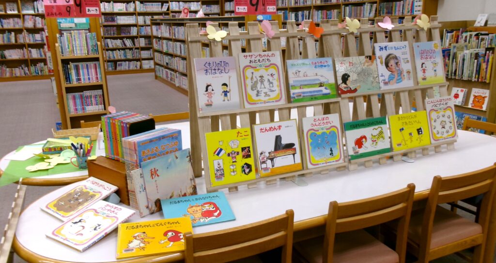 コーナー画像。展示本に『だるまちゃんとてんぐちゃん』『どろぼうがっこう』『だんめんず』など。